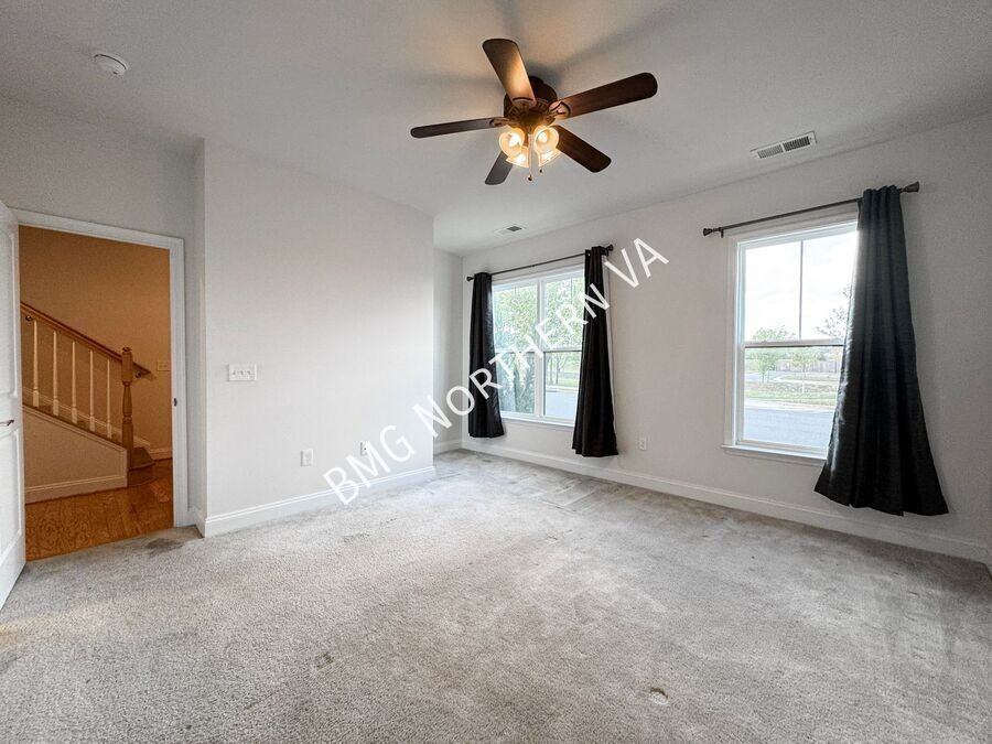 43235 Clarendon Sq - Photo 5 of 37