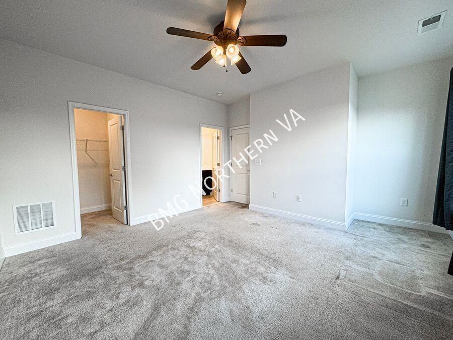 43235 Clarendon Sq - Photo 6 of 37