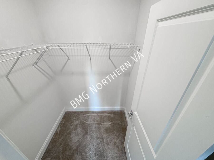 43235 Clarendon Sq - Photo 7 of 37