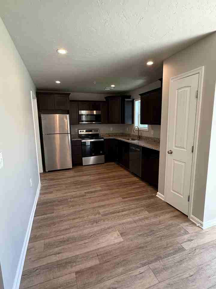 646 N College St - Photo 2 of 10