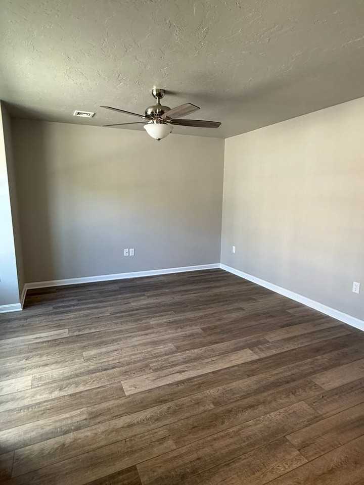 646 N College St - Photo 3 of 10