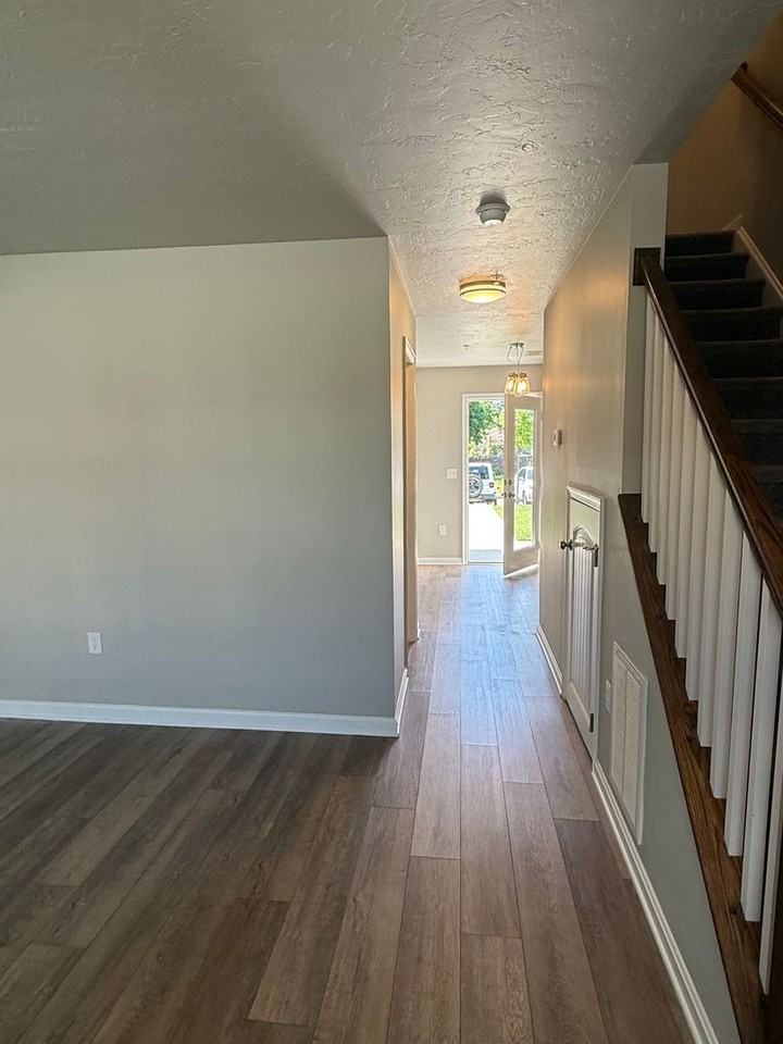 646 N College St - Photo 4 of 10