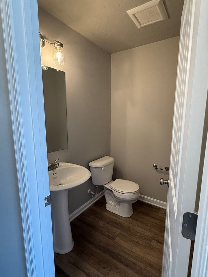 646 N College St - Photo 5 of 10