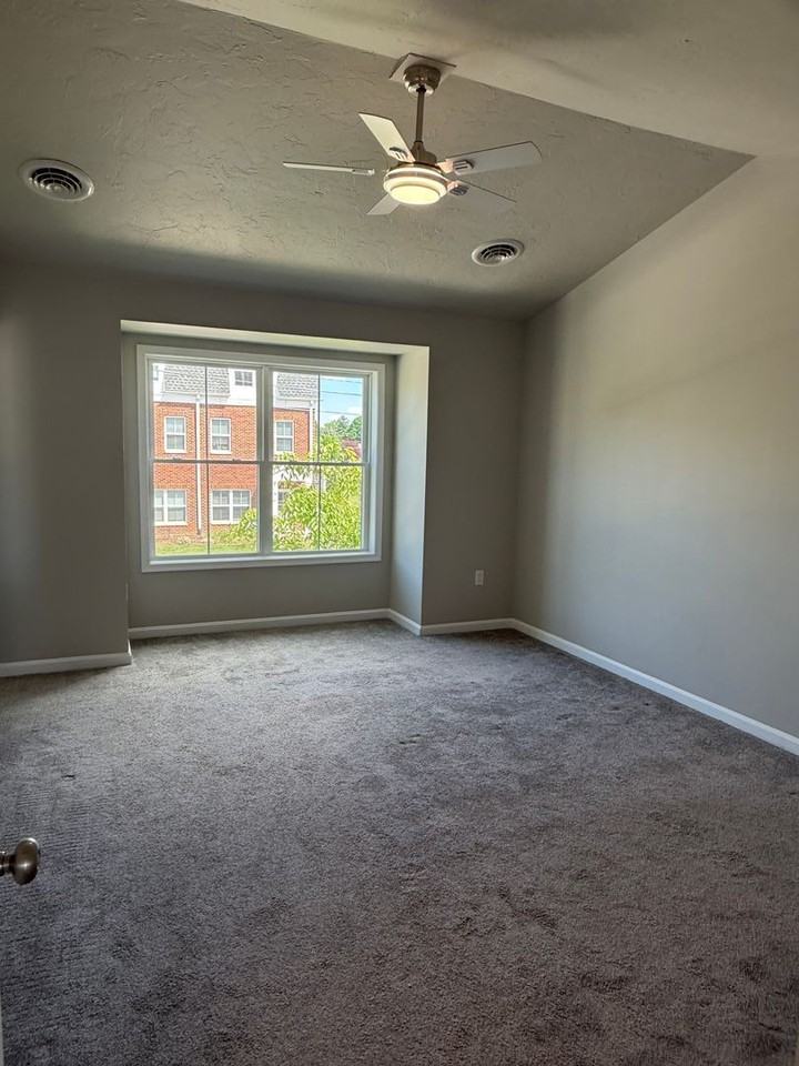 646 N College St - Photo 7 of 10