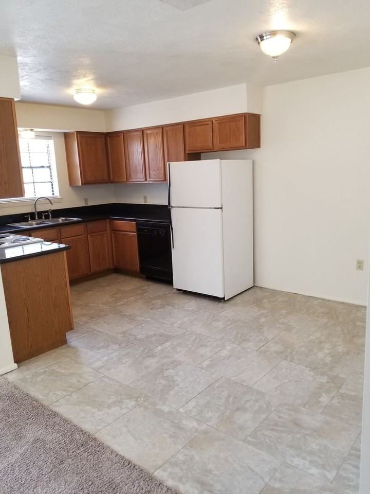 1808 Woodsman Dr Apt D - Photo 2 of 13
