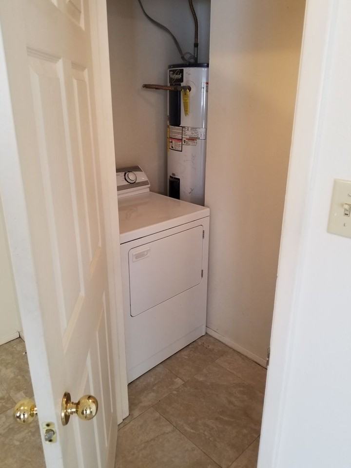 1808 Woodsman Dr Apt D - Photo 3 of 13