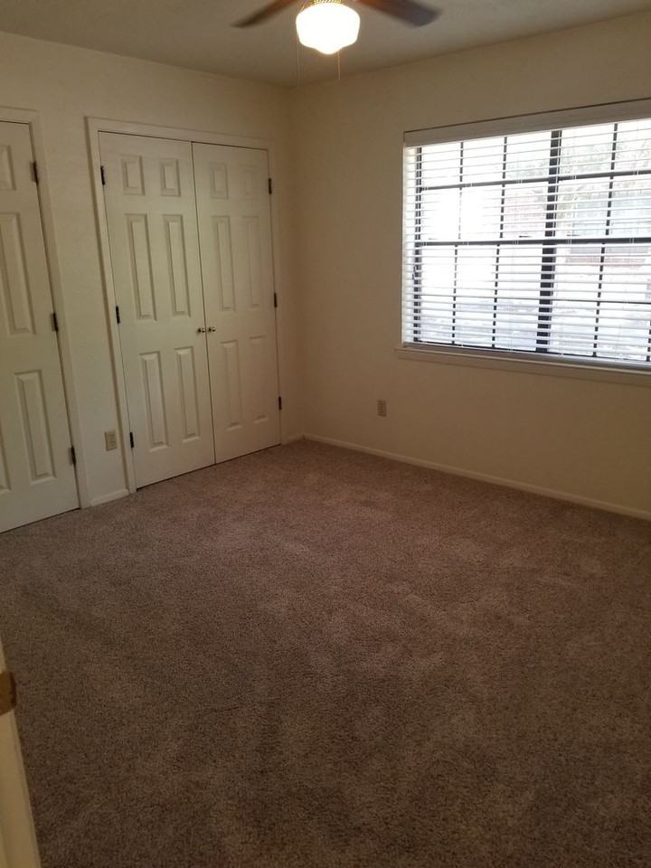 1808 Woodsman Dr Apt D - Photo 4 of 13
