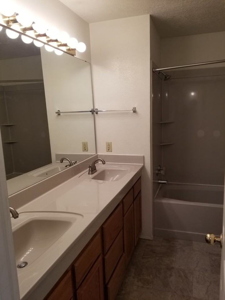 1808 Woodsman Dr Apt D - Photo 6 of 13