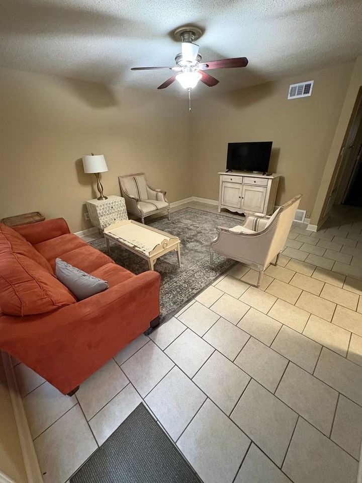 801 Park Ln - Photo 2 of 11
