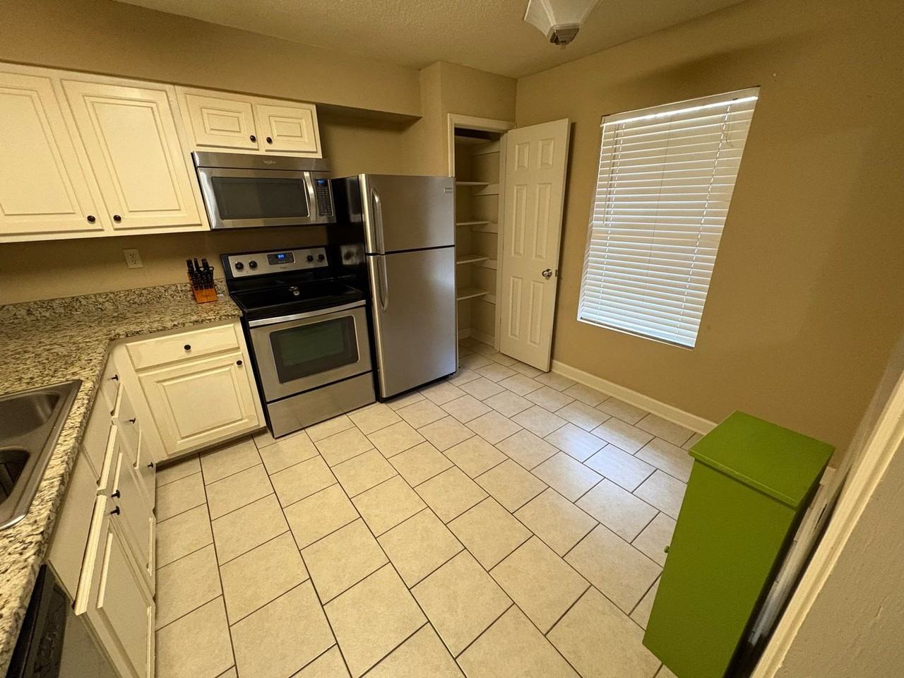 801 Park Ln - Photo 4 of 11