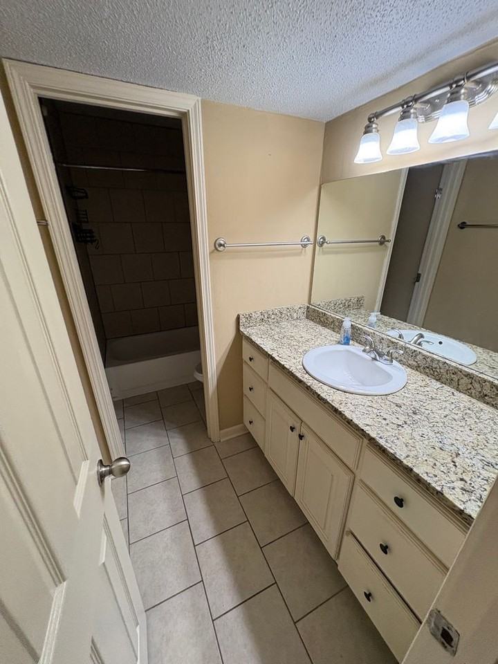 801 Park Ln - Photo 5 of 11