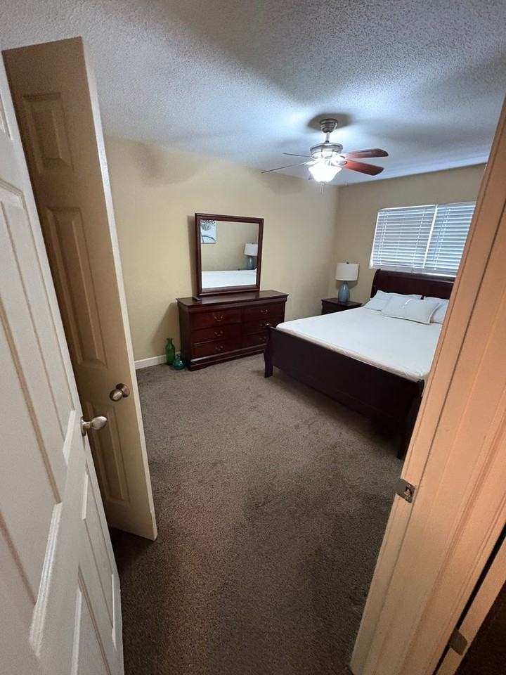 801 Park Ln - Photo 7 of 11