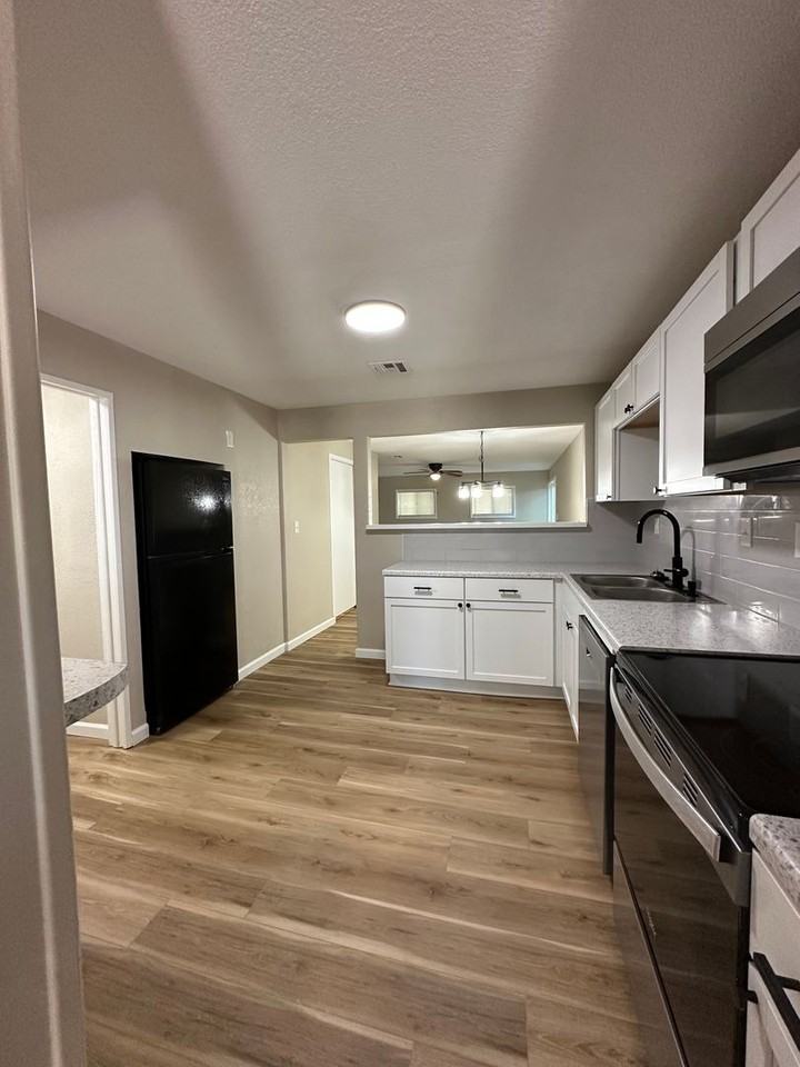 1040 S Edgemoor St - Photo 2 of 13