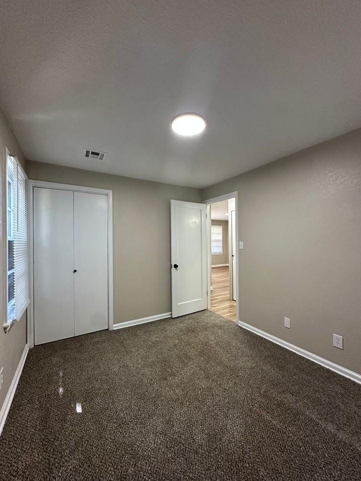 1040 S Edgemoor St - Photo 5 of 13