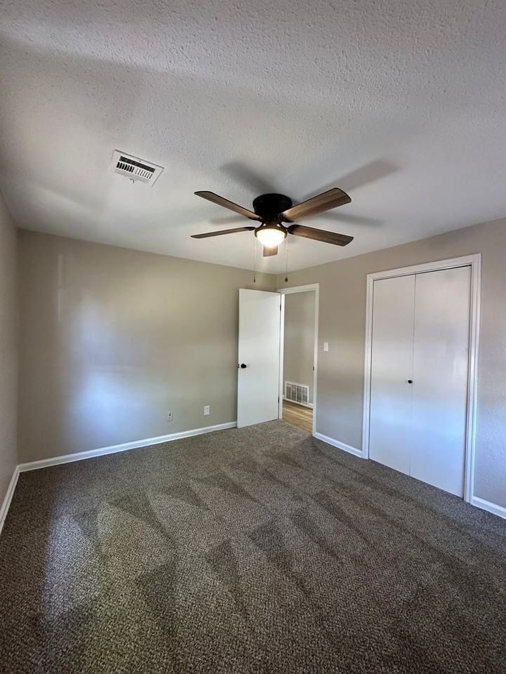 1040 S Edgemoor St - Photo 6 of 13