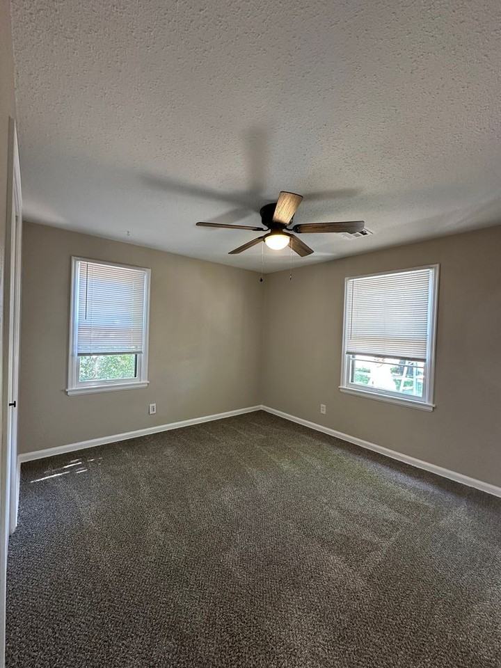 1040 S Edgemoor St - Photo 7 of 13