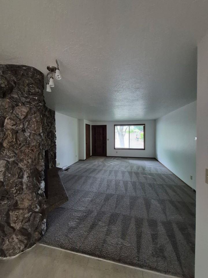 4860 SLM - 4860 8th Ave SE - Photo 4 of 17