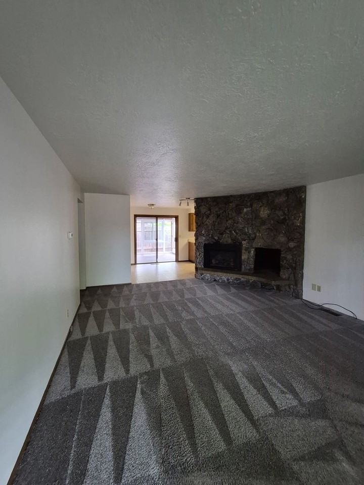 4860 SLM - 4860 8th Ave SE - Photo 5 of 17