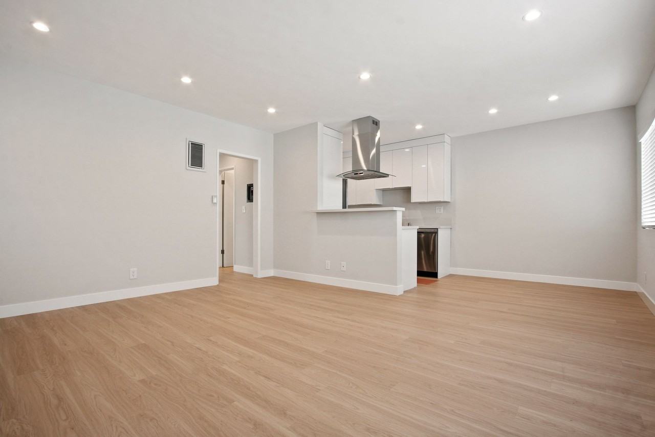 1451 Franklin St in Santa Monica!  Steps to SM Blvd and near the Water Garden. - Photo 3 of 4