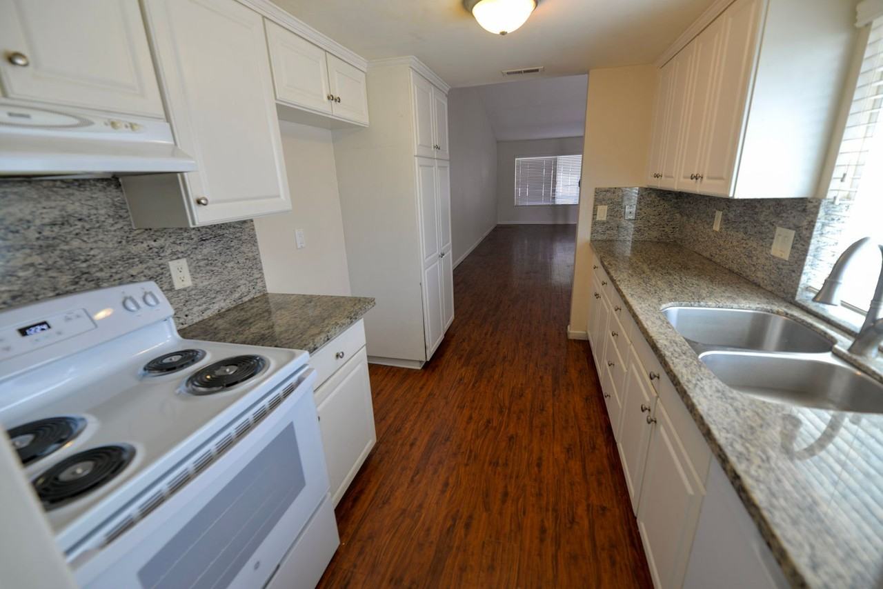 26315 Roundtree Ct - Photo 3 of 20