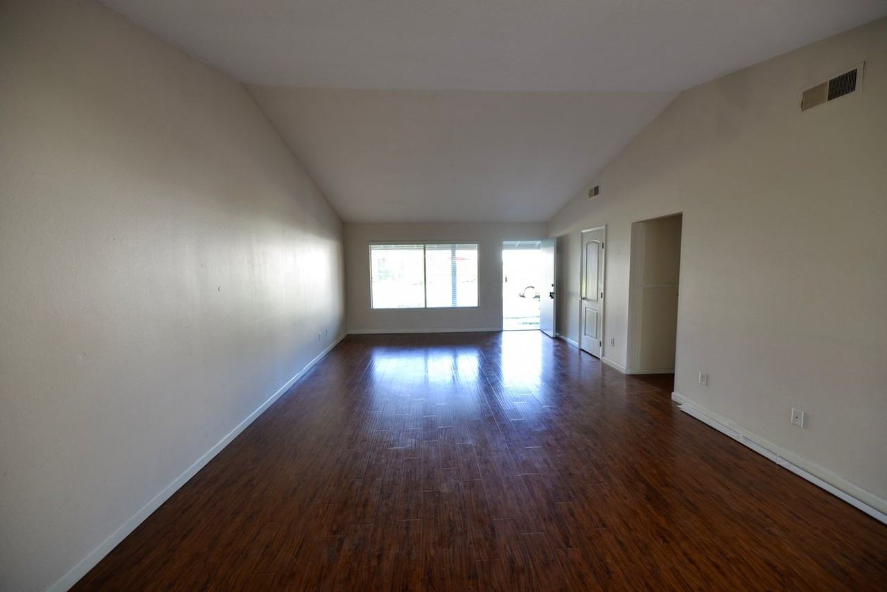 26315 Roundtree Ct - Photo 5 of 20