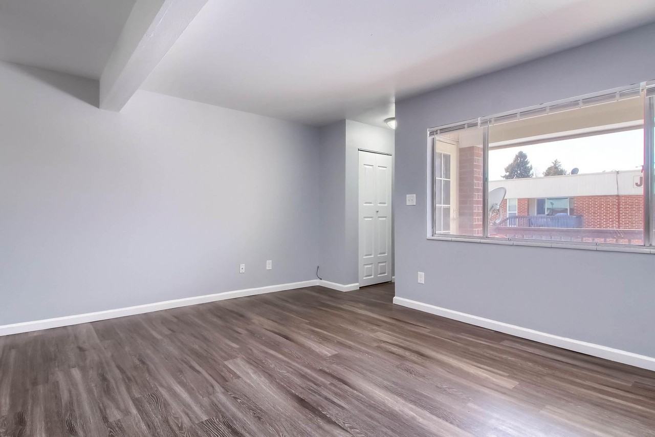 3663 S Sheridan Blvd - Photo 4 of 22