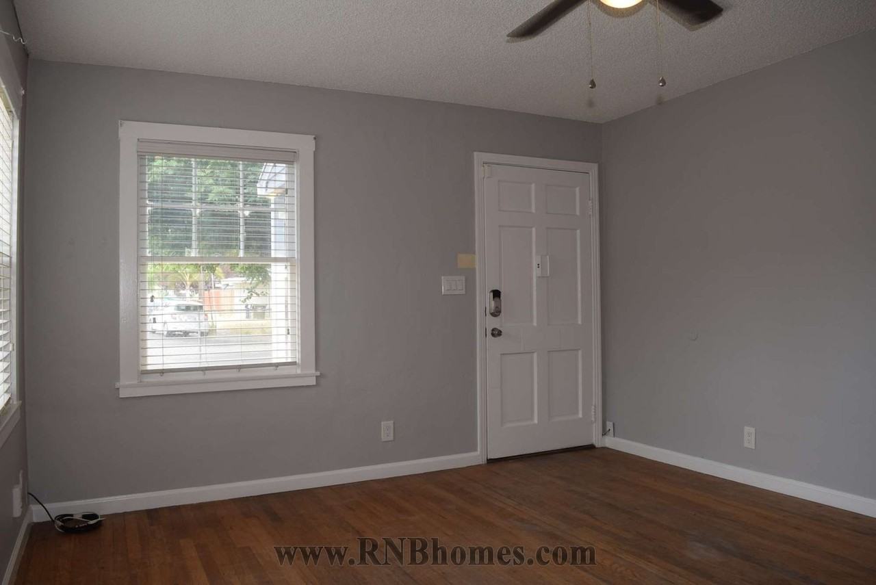440 Lampasas Ave - Photo 2 of 14