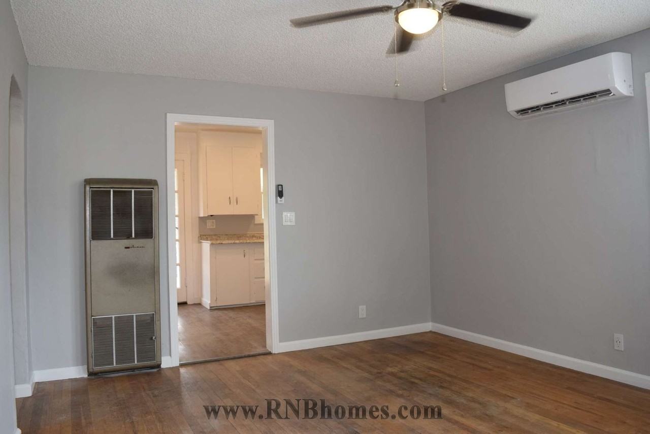 440 Lampasas Ave - Photo 3 of 14