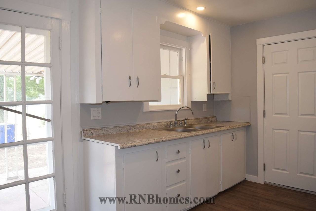 440 Lampasas Ave - Photo 6 of 14