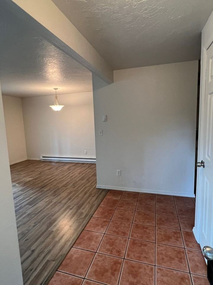 3930 Lake Grove Ave #1C - Photo 3 of 26