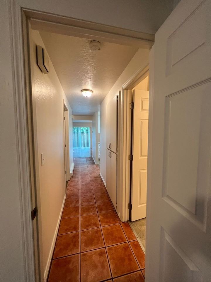 3930 Lake Grove Ave #1C - Photo 4 of 26