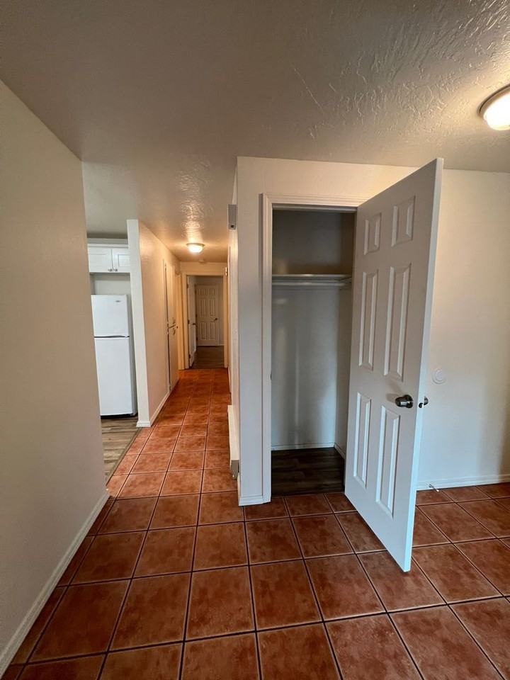 3930 Lake Grove Ave #1C - Photo 7 of 26