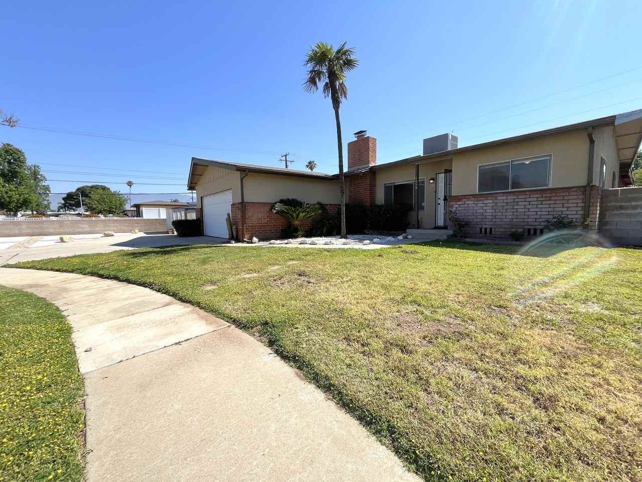 1579 N Clifford Ave - Photo 2 of 24
