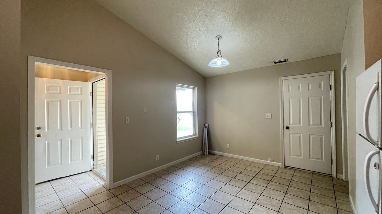 3314 Hopkins Dr - Photo 5 of 17