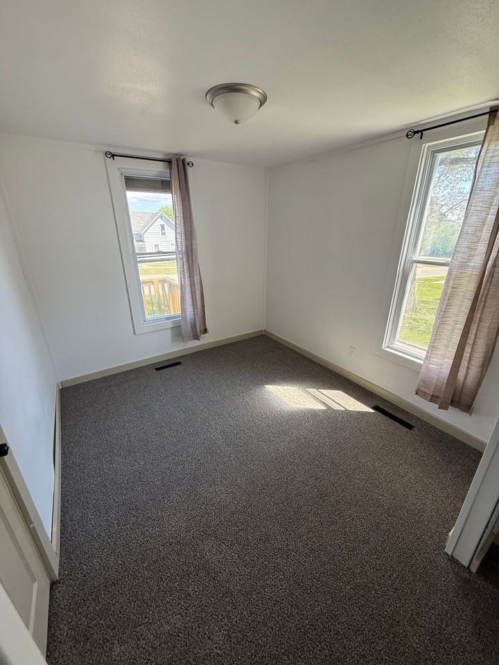 603 E Linn St - Photo 3 of 7
