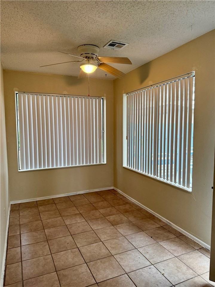 930 Century Dr - Photo 3 of 27