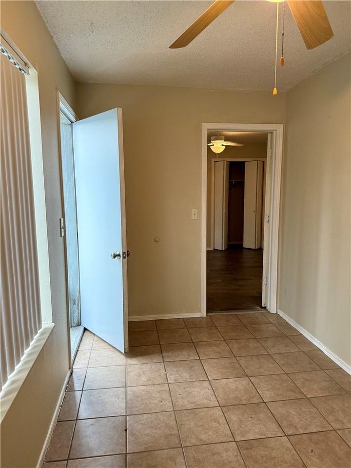 930 Century Dr - Photo 4 of 27