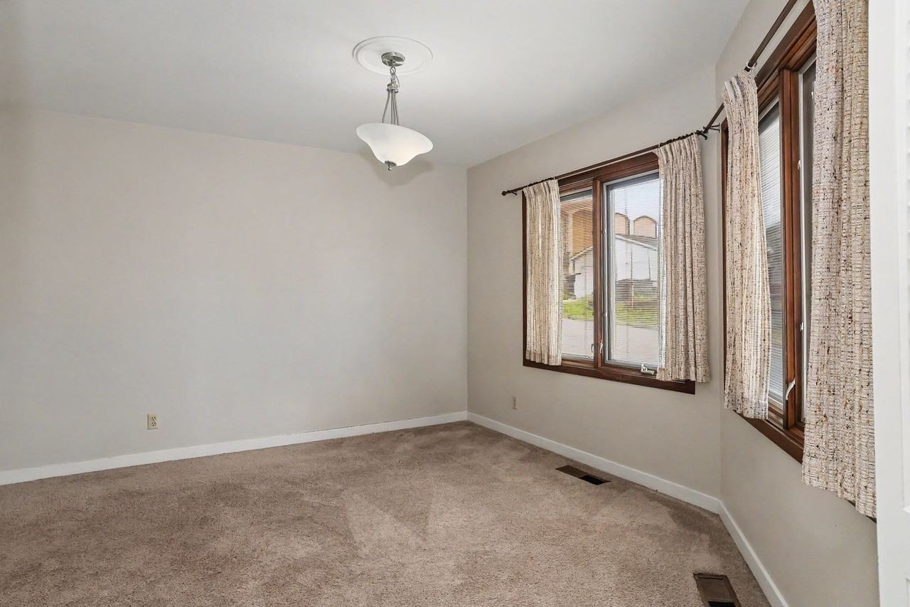 215 3rd St - Photo 5 of 29
