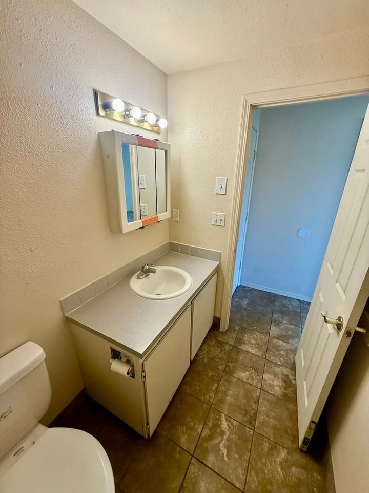 2124 Arthur St #12 - Photo 5 of 12