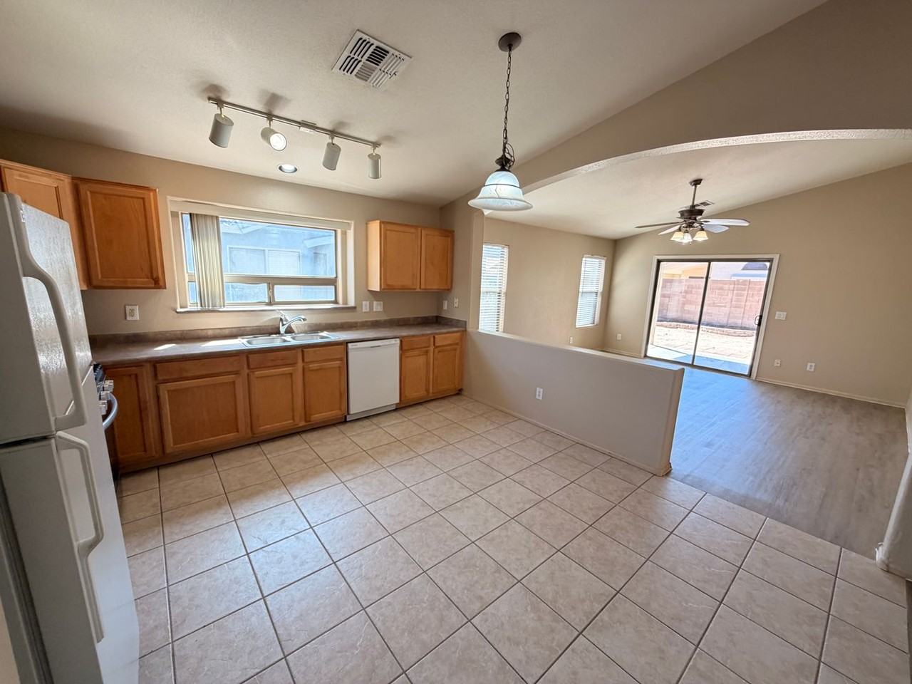 15991 W Moreland St - Photo 4 of 24