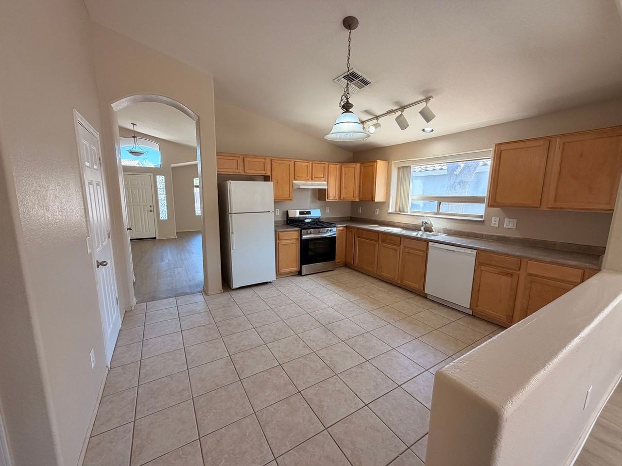 15991 W Moreland St - Photo 5 of 24