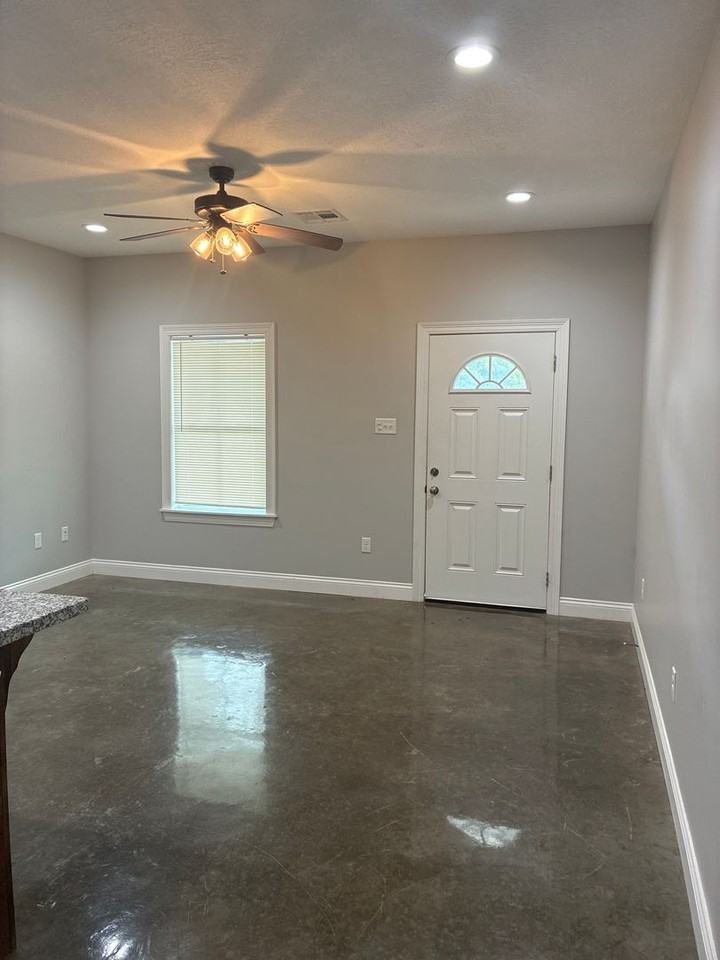 2516 Creole St #B - Photo 3 of 13