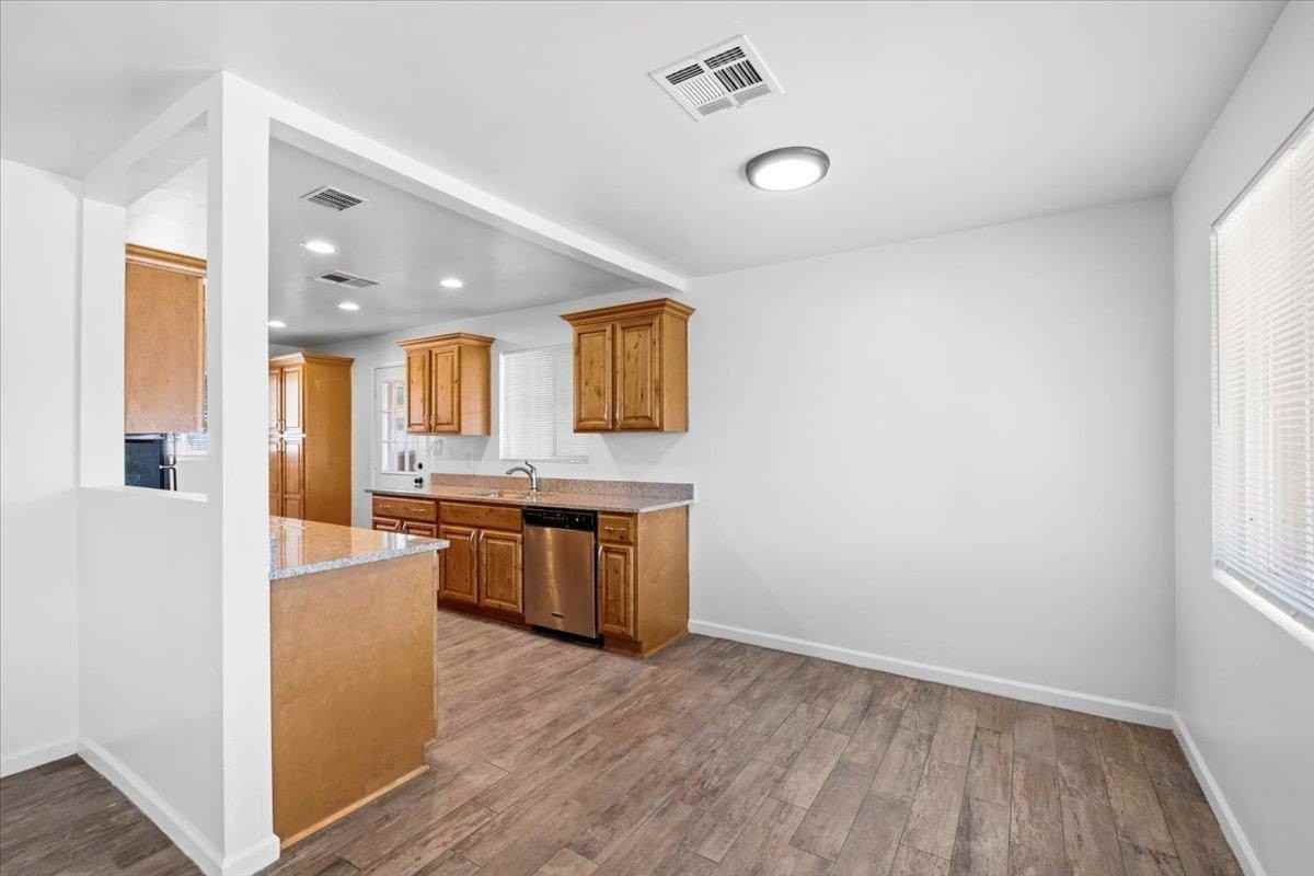 528 W 18th St - Photo 5 of 22