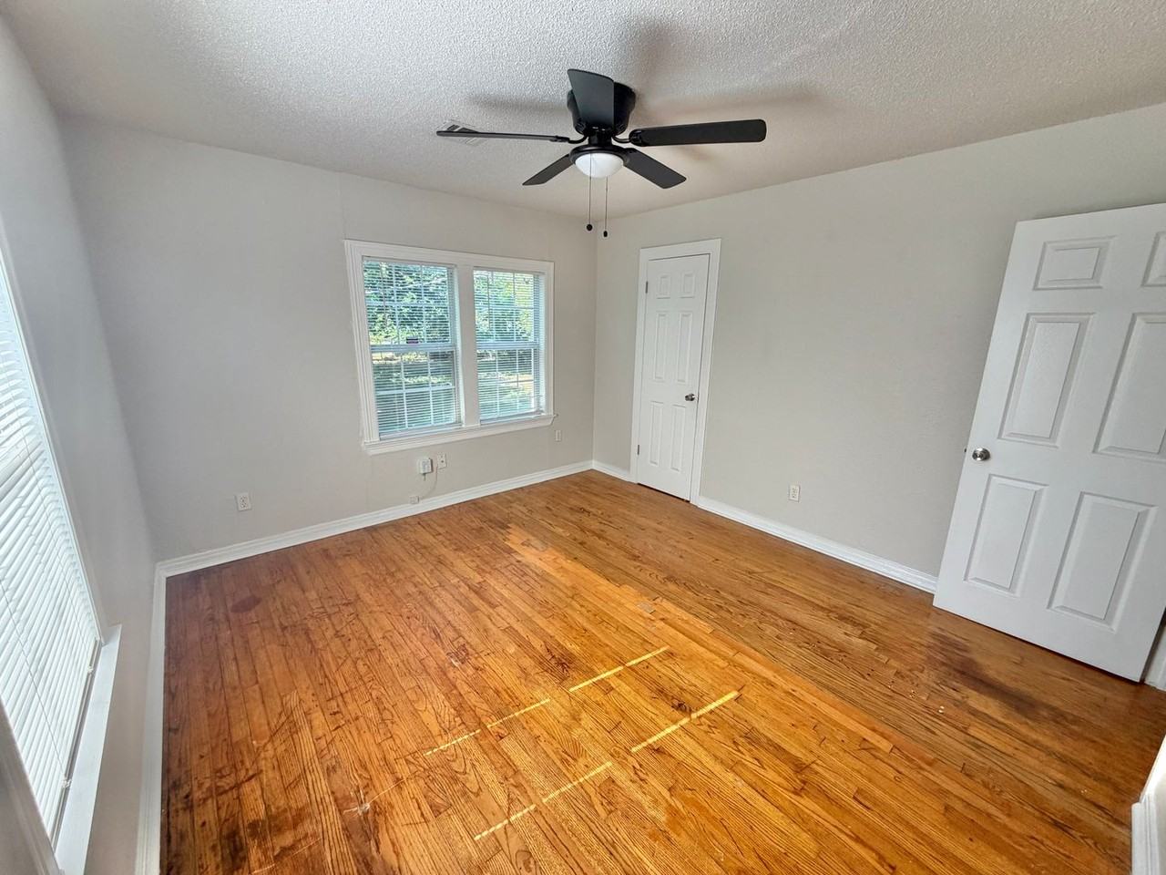 1204 Ne 42nd St - Photo 2 of 40