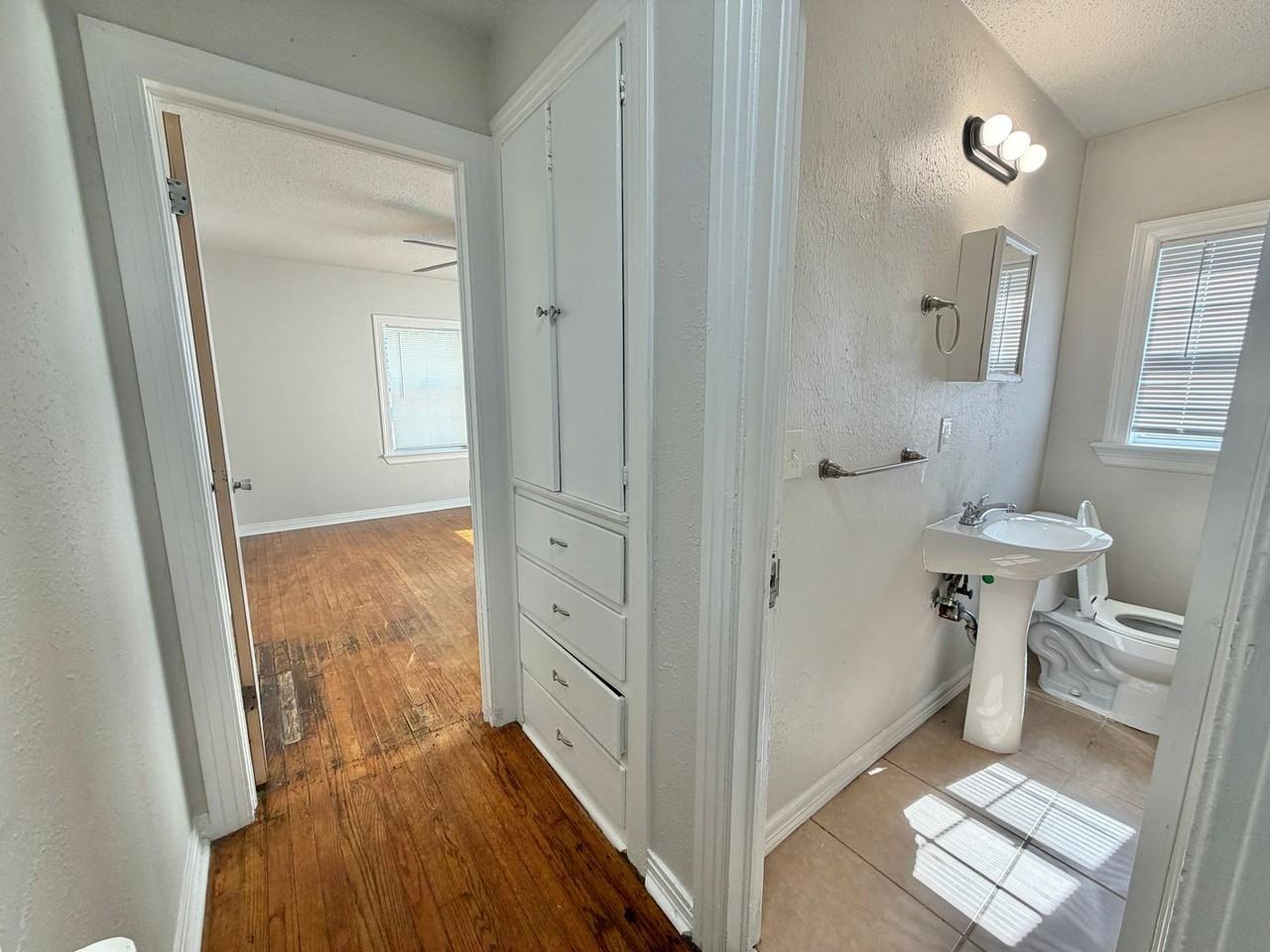 1204 Ne 42nd St - Photo 5 of 40