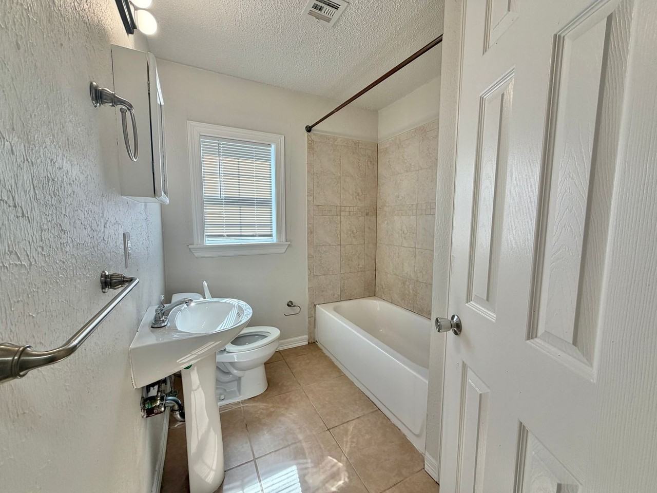 1204 Ne 42nd St - Photo 6 of 40