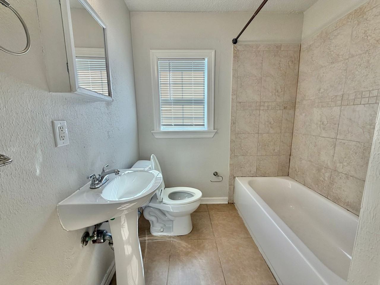 1204 Ne 42nd St - Photo 7 of 40