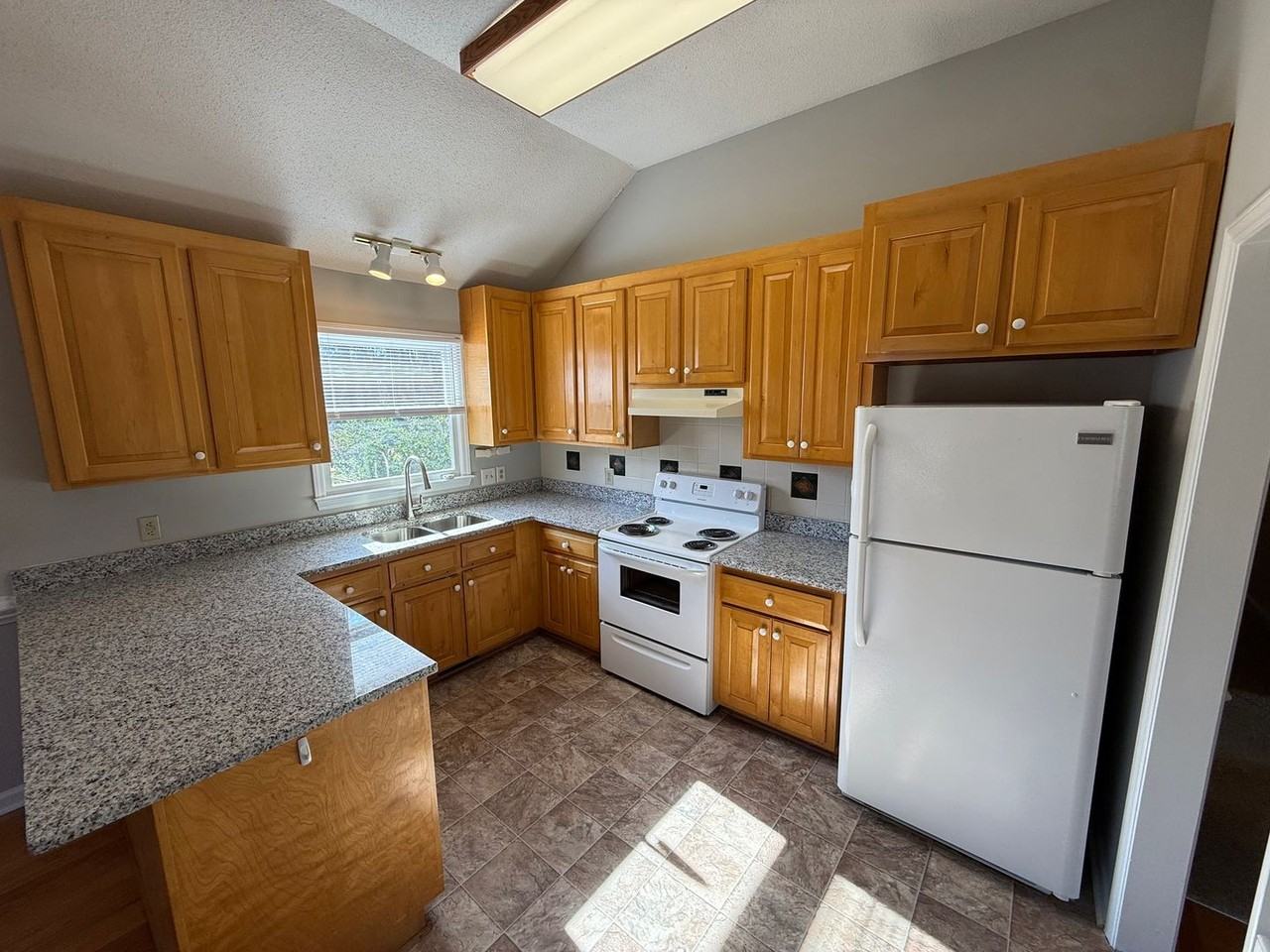 405 Avent Cir - Photo 7 of 24