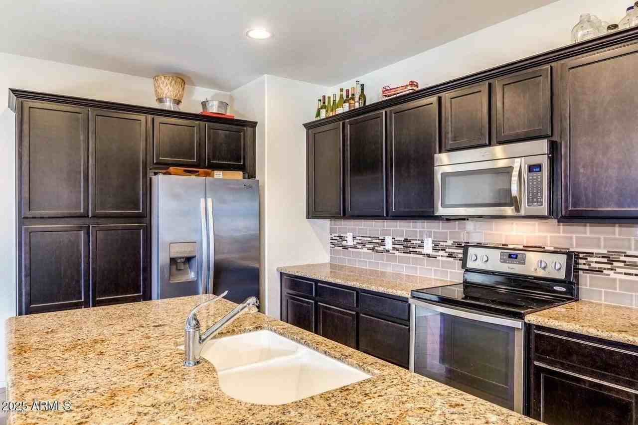 12057 W Rowel Rd - Photo 7 of 20
