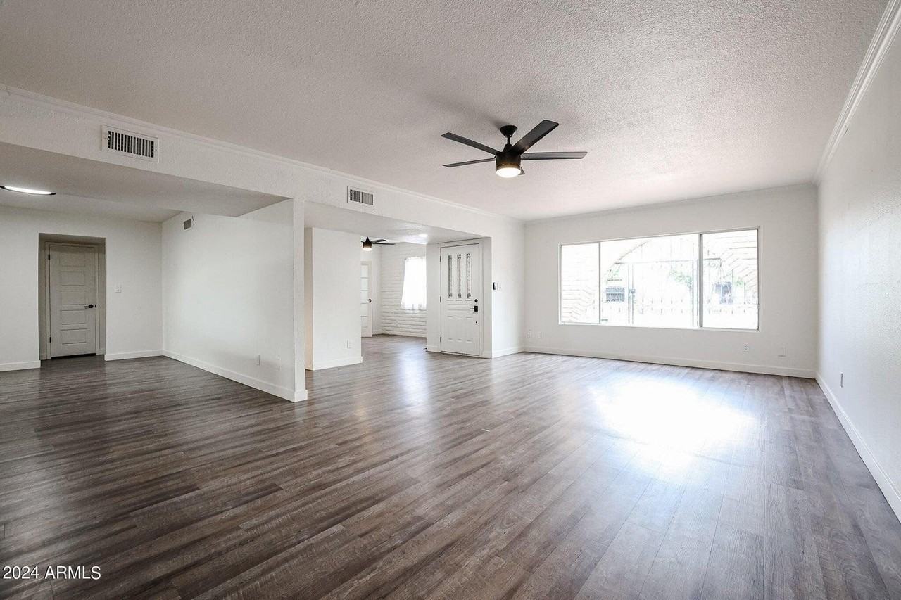 1803 W Maryland Ave - Photo 5 of 45
